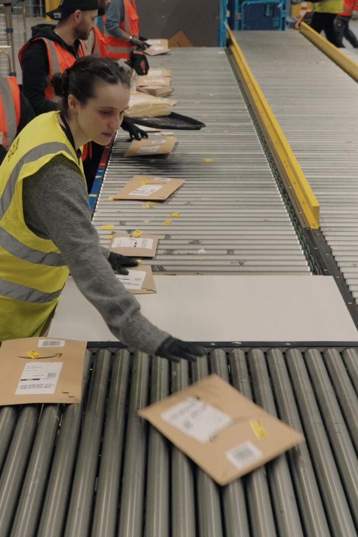 Arbeitsbedingungen bei Amazon: So fühlt sich Fließbandarbeit an