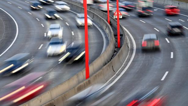 ++ THEMENBILD ++ AUTOS / KFZ / VERKEHR
