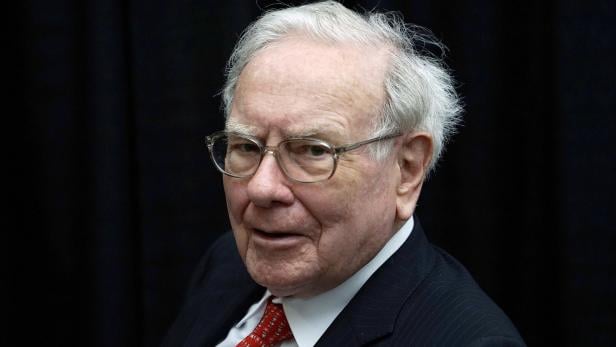 FILE PHOTO: Berkshire Hathaway CEO Warren Buffett plays bridge during the Berkshire annual meeting weekend in Omaha