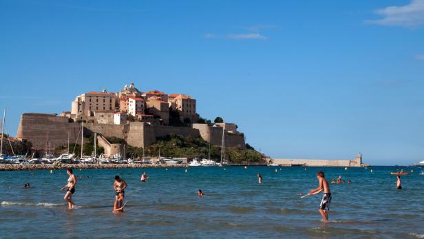 Die Hafenstadt Calvi liegt im Nordwesten Korsikas