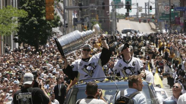 Legendär: Marc-Andre Fleury und Sidney Crosby holten 2009 erstmals nach 17 Jahren wieder den Stanley Cup nach Pittsburgh. 
