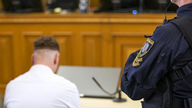 Justizwachebeamter und Angeklagter in Gerichtssaal 