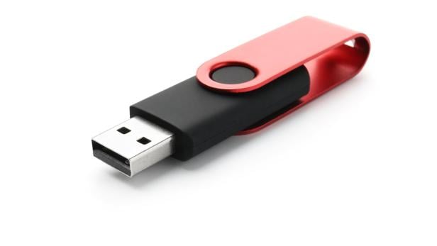 Mit USB-Sticks und geheimen, darauf gespeicherten Daten haben Investigativjournalistinnen und -journalisten heutzutage öfters zu tun.