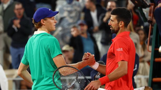 Sinner (li.) schaltete Djokovic aus