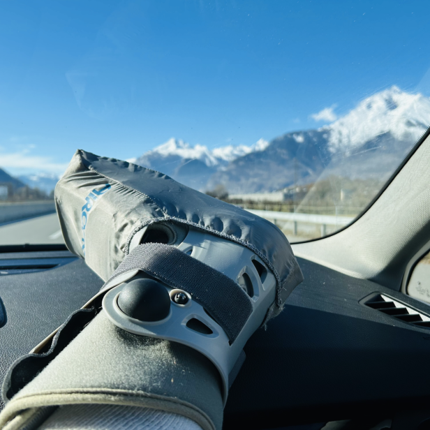 Autofahren mit Gips: Wann ist es erlaubt und wann nicht?